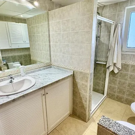 Refugio Con Piscina Junto Al Mar En