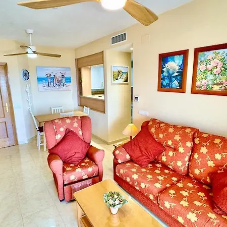 Refugio Con Piscina Junto Al Mar En *