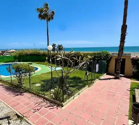 Refugio Con Piscina Junto Al Mar En